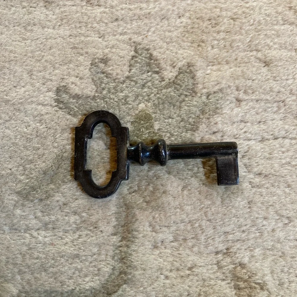 Pottery Barn set of 7 Vintage Decorative Skeleton Keys